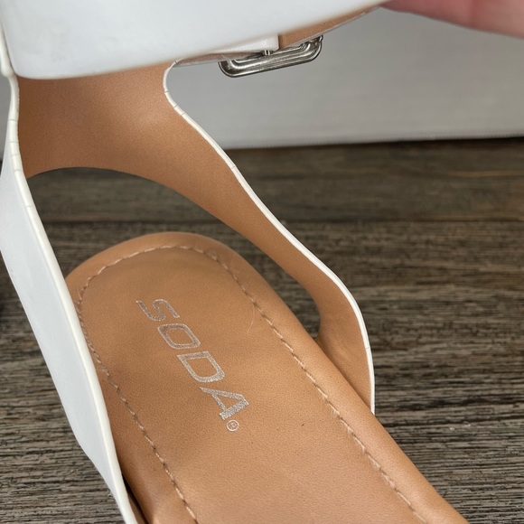 SODA child White Espadrille Sandals size 4. Flatform wedge open toe. Pre-owned - Picture 2 of 6